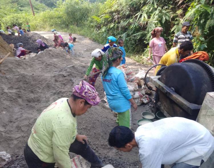 Emak-Emak Bangun Jalan Penghubung Bornoh-Buttuganjang Simalungun