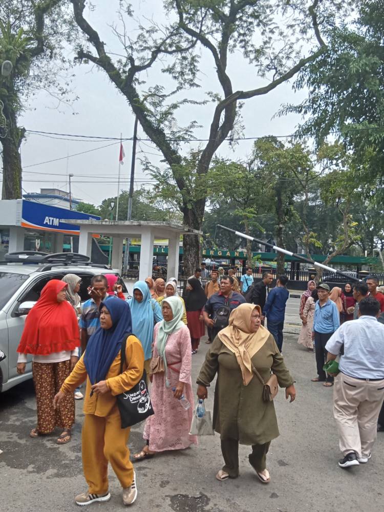 Puluhan Karyawan PT Gotong Royong Datangi PN Medan