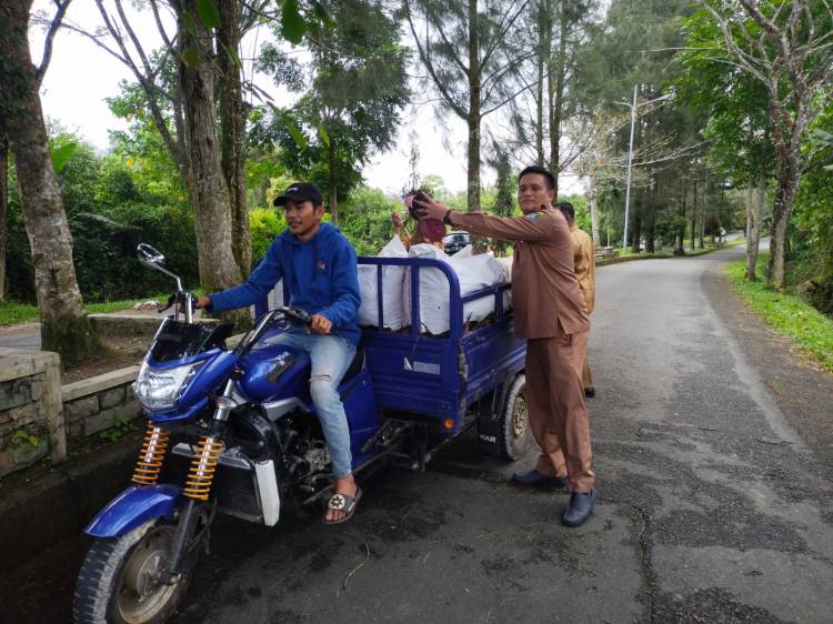 Pegawai Kantor Camat Raya Gotong Royong Bersihkan Sampah