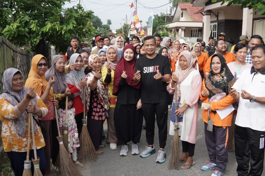Jumat Bersih, Pj Wali Kota Tebingtinggi Ikut Gotong Royong dan Tinjau Posyandu