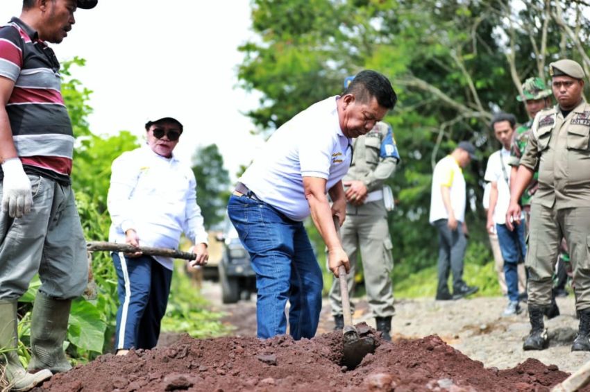Bupati Simalungun Ikut Gotong Royong Perbaiki Jalan di Pamatang Silimahuta